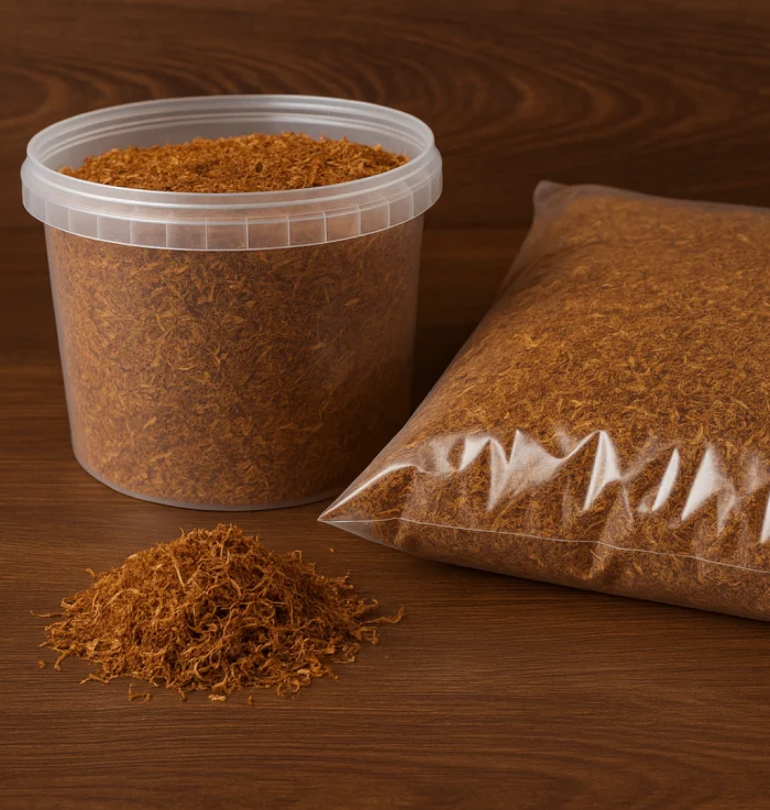 Tutun tocat la găleată și tutun la pungă de 1 kg, expus pe o masă din lemn – firicel natural, ambalaj resigilabil